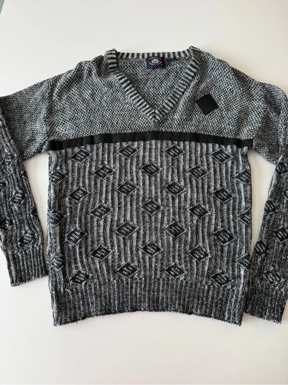 Aspetuck Trading Co. Men's Grey Patterned V-Neck Sweater- Medium